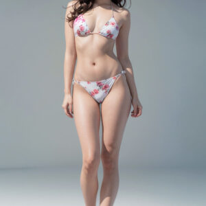 フォトスタジオでポージング水着女性